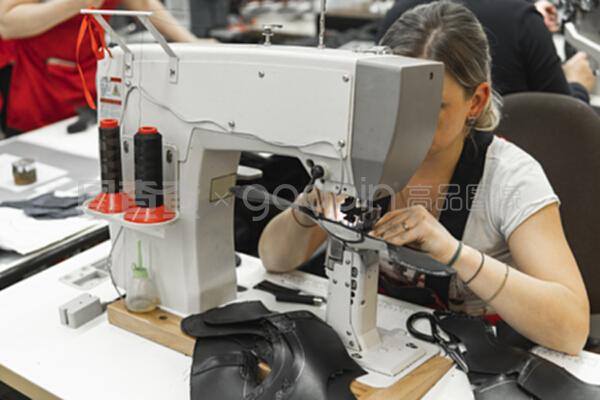 针线之间的艺术 皮革车间里的手工缝纫